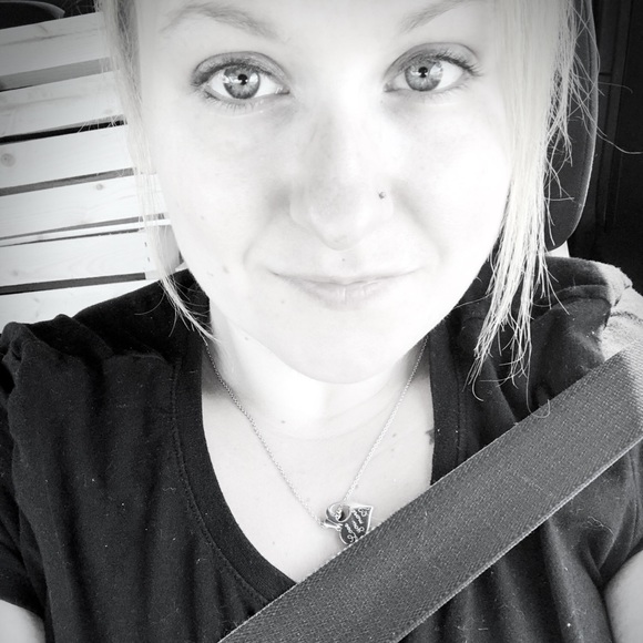 Meet your Posher, Traci - Picture 1 of 1